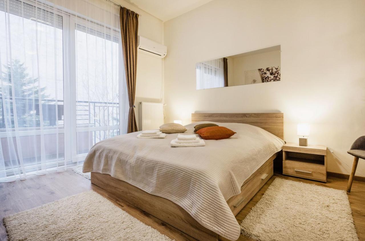 Downtown Charm With Balcony And Garden View Апартаменти