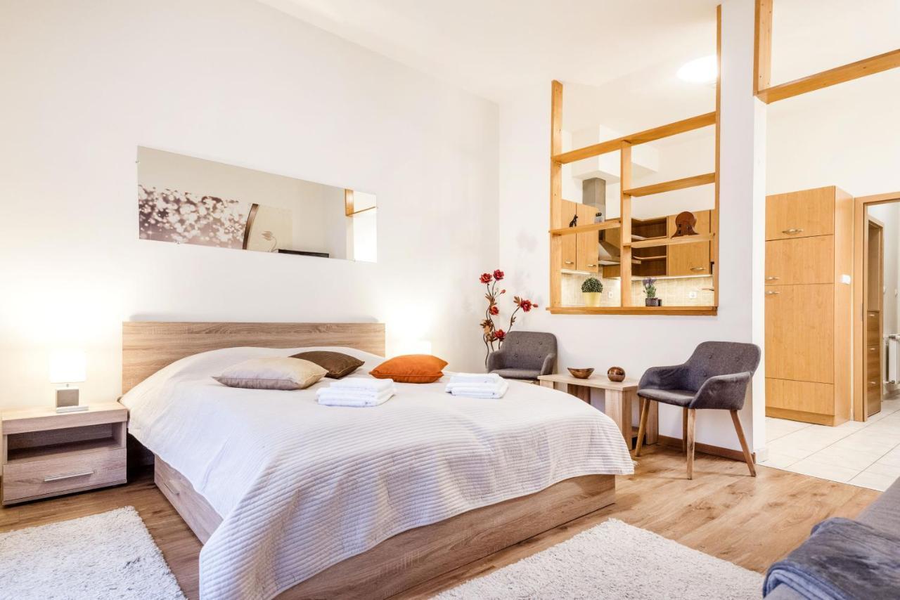 Downtown Charm With Balcony And Garden View Будапешт